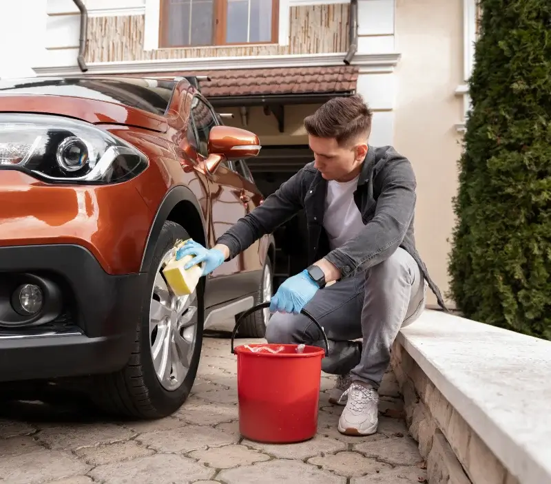 Lavage auto à domicile Sirac : professionnel intervenant sur un véhicule